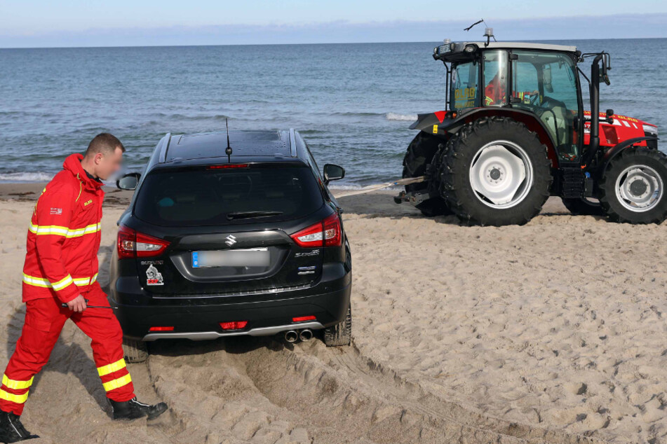 Die DLRG hatte einen Traktor besorgt, der den SUV am Freitag aus dem Sand gezogen hat.