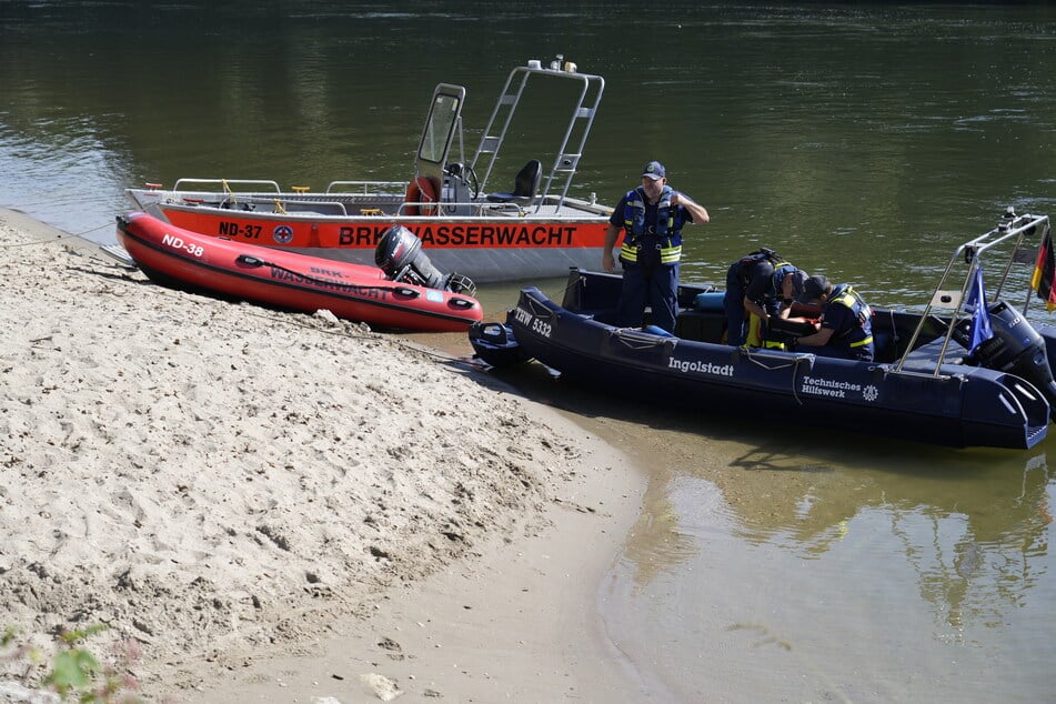 Kräfte des Technischen Hilfswerks, der Wasserwacht und der Feuerwehr suchten am Samstag nach den Vermissten - ohne Erfolg.