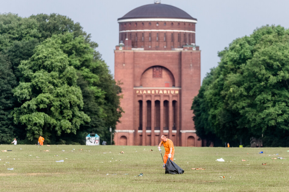 Ein Mitarbeiter der Stadtreinigung entfernt am frühen Morgen den Müll im Stadtpark. Künftig soll ihn ein Reinigungsroboter unterstützen. (Archivbild)