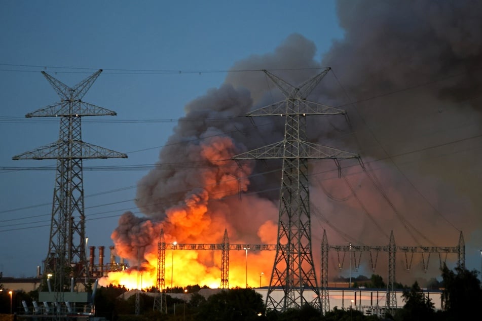 Der Schrottberg auf dem Gelände der Salzgitter AG brannte lichterloh.