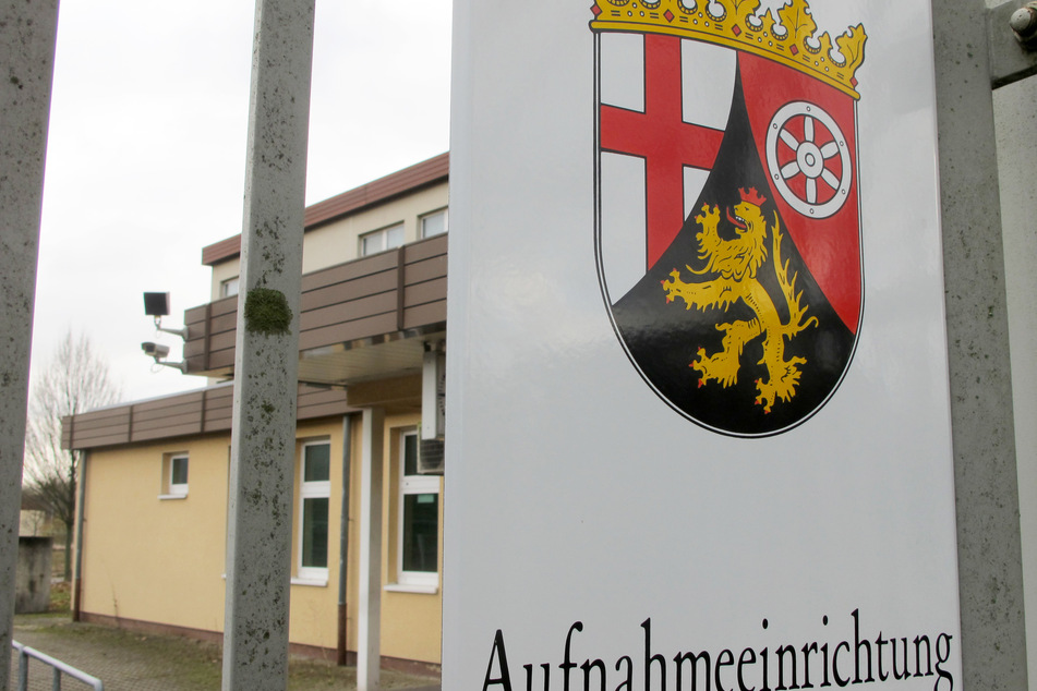 Ein Schild mit der Aufschrift "Aufnahmeeinrichtung" ist am Haupteingang der Asylbewerber-Unterkunft in Trier angebracht. (Archivbild)