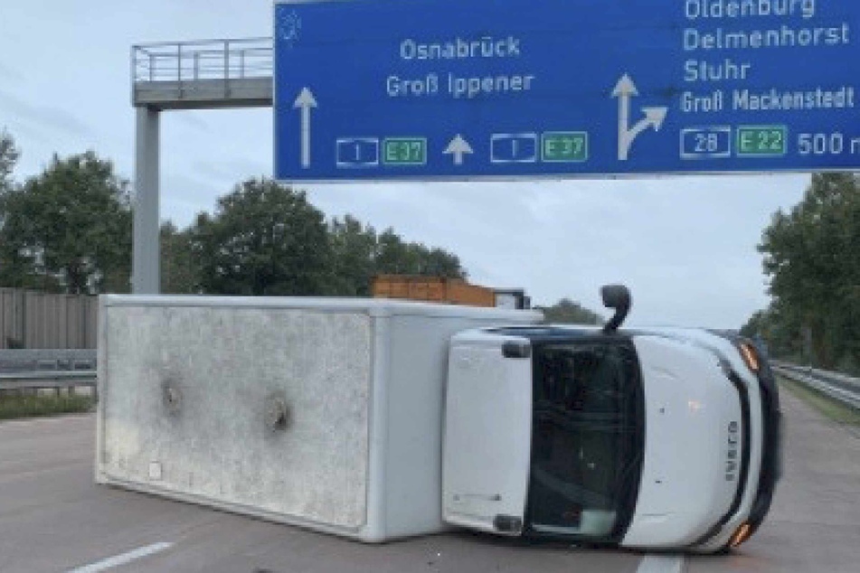 Der Kleintransporter kippte auf die Seite und blieb über zwei Fahrstreifen liegen.