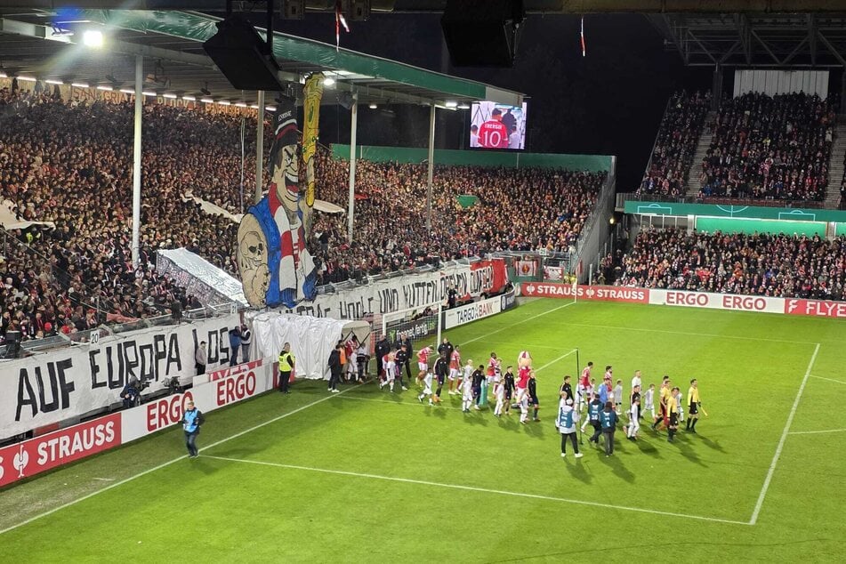 Die Teams laufen ein.