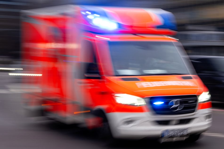 Schwerer Unfall auf der A4: 25-Jährige kracht in Lkw und überschlägt sich