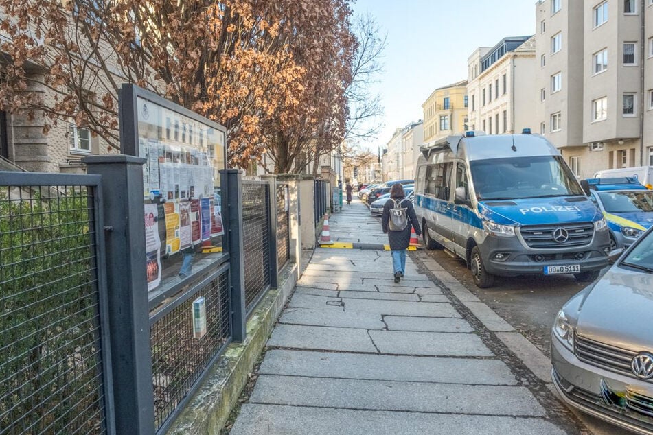 Fahrzeuge der Polizei vor dem Ariowitsch-Haus in Leipzig. Ebenso wie die Synagoge wird das Gebäude dauerhaft bewacht.