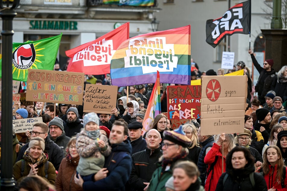 Zehntausende Sachsen-Anhalter gehen für Demokratie auf die Straße