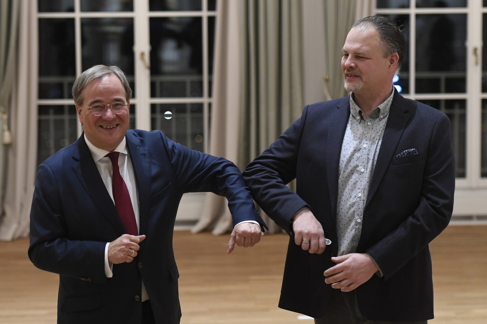 NRW-Ministerpräsident Armin Laschet (59) beglückwünscht Matthias Erdmann (r) während eines Festaktes zur Verleihung der Rettungsmedaille des Landes.