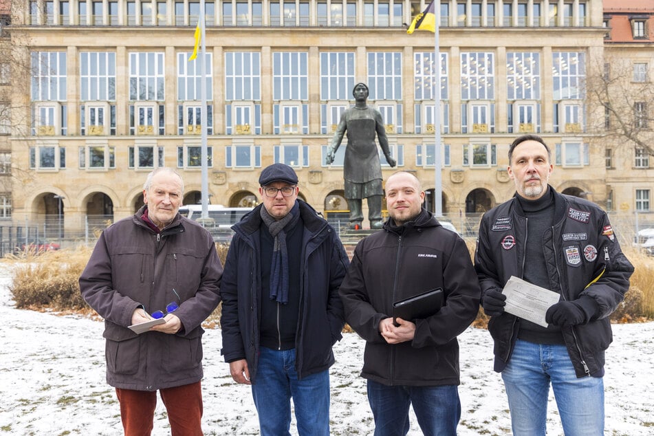 Das Erinnern könnte künftig am Denkmal der Trümmerfrau im Vordergrund stehen, schlägt die AG Altmarkt vor. Die Gruppe besteht aus Justus Ulbricht (71, v.l.), Holger Hase (49, FDP), Mathias Herrmann (38) und Viktor Vincze (48). Es fehlen Susanne Dagen (54, Freie Wähler) und Mario Schmidt (49, CDU).