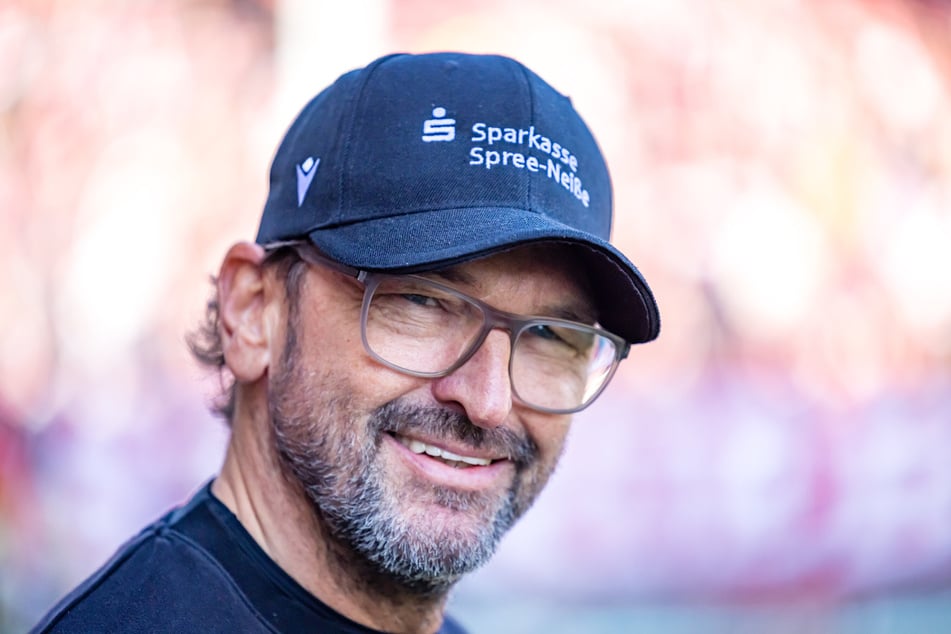 Energie-Trainer Pele Wollitz ist immer wieder für ein Manöver gut.