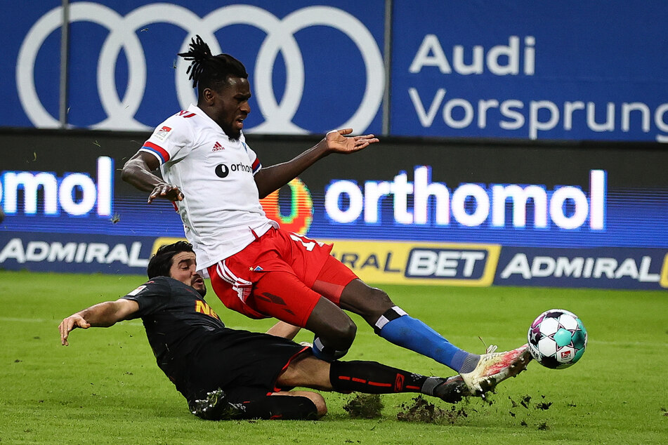 Antreiber Bakery Jatta (o) erzielt im Zweikampf mit Regensburgs Oliver Hein das 3:1 für den HSV.