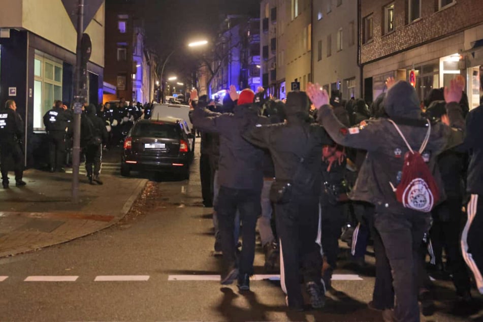 Rund 500 Menschen nahmen an der Demonstration teil. Die Polizei begleitete den Aufzug mit einem großen Aufgebot.