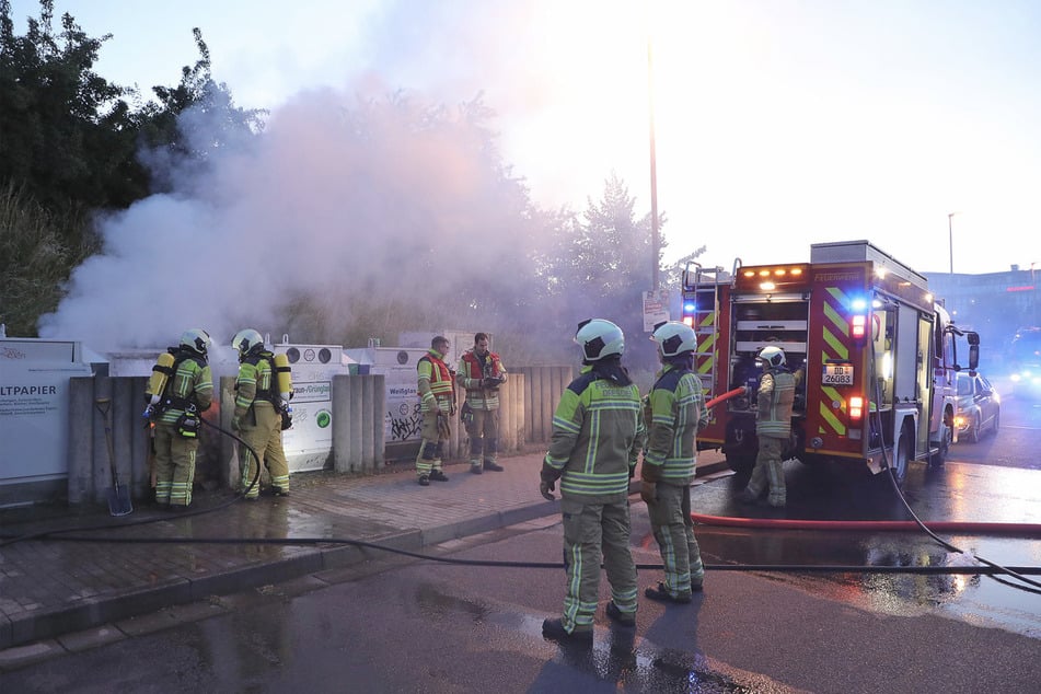 Die Berufsfeuerwehr (Wache Löbtau) und die Stadtteilfeuerwehr Gorbitz stellten sich den Flammen.