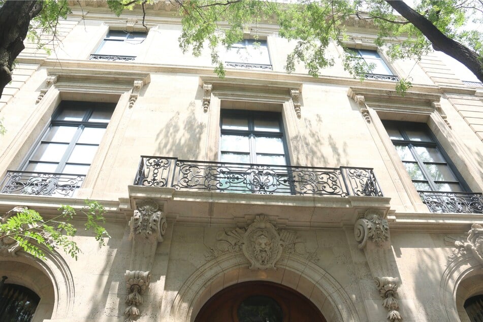 In a recent report, The New York Times published unreleased letters and photos from inside the Manhattan mansion of Jeffrey Epstein.