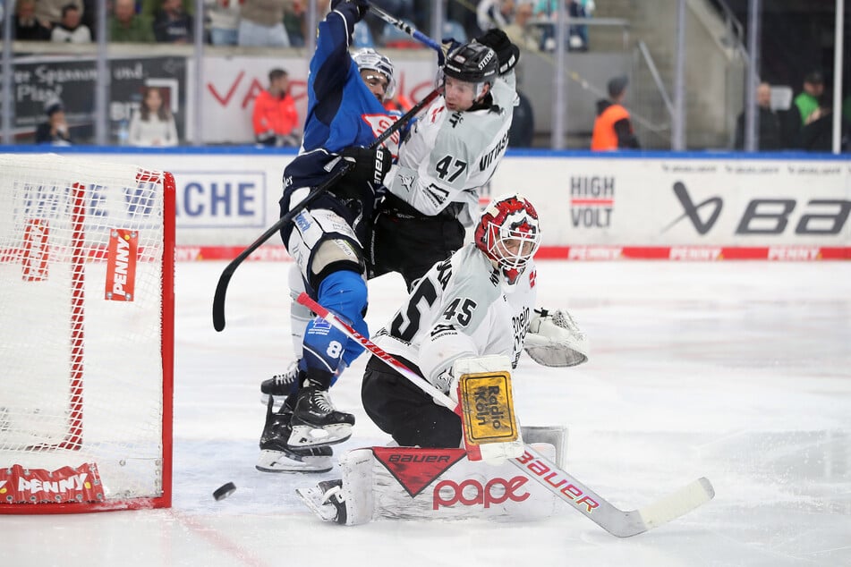 Eislöwe Trevor Parkes (34, l.) traf hier den Pfosten des Kölner Tors.