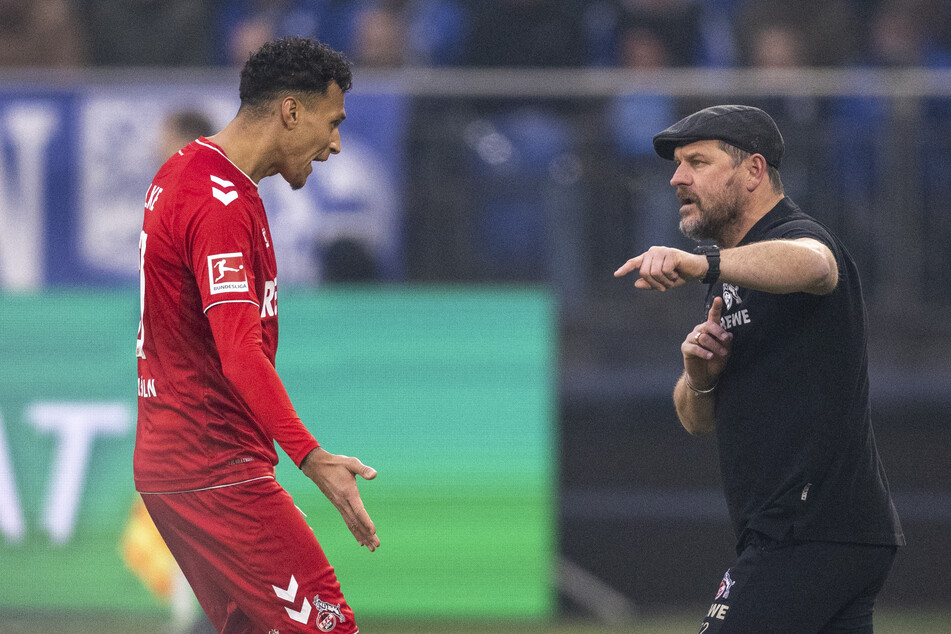 Der 50-jährige Trainer des 1. FC Köln spricht am Rande des Auswärtsspiels beim FC Schalke 04 mit Neuzugang Davie Selke (28).