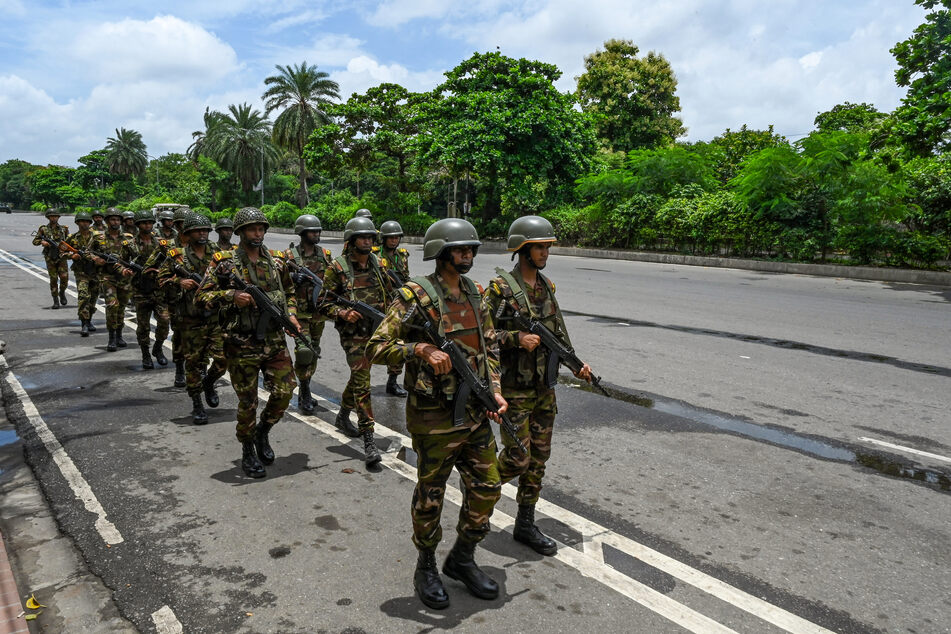 In Dhaka ist das Militär gerade allgegenwärtig.