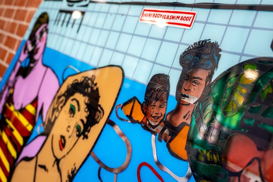 Das Kunstwerk besteht aus Videokassetten-Bändern auf Plexiglas.