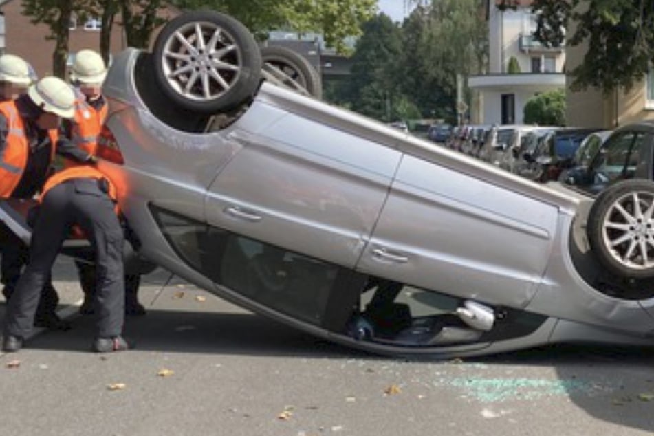 Abgelenkt durch Wespe: Auto überschlägt sich mitten in Wohngebiet