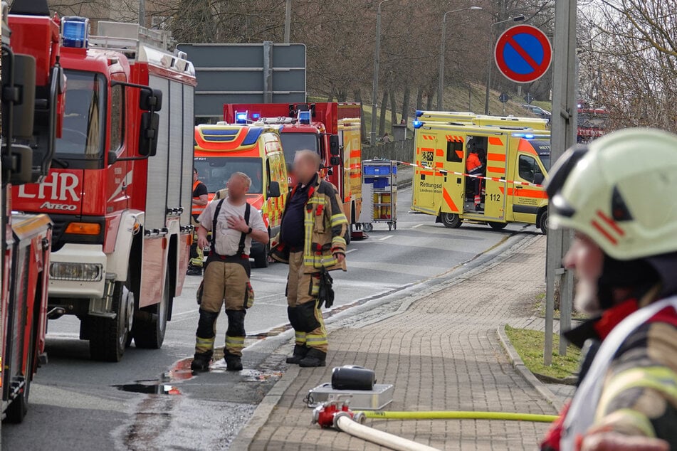 Die Feuerwehr und Rettungskräfte waren mit einem Großaufgebot vor Ort.