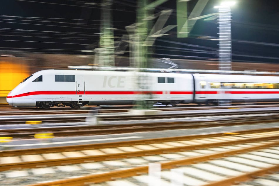 Ein ICE ist am Dienstagmorgen im Betriebsbahnhof Rummelsburg mit einem Auto zusammengekracht. (Archivfoto)