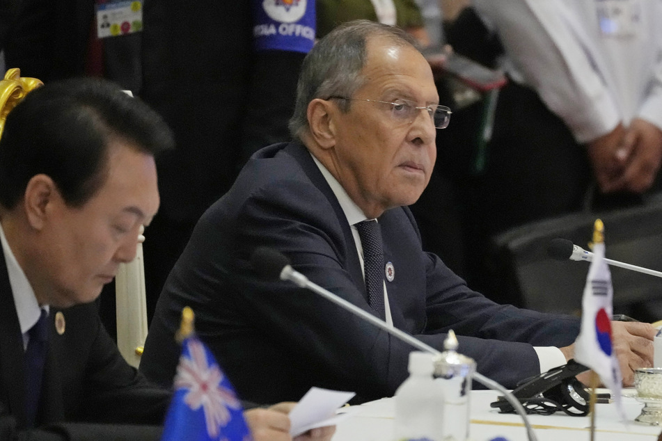 Sergej Lawrow (72,r), Außenminister von Russland, sitzt neben dem südkoreanischen Präsidenten, Yoon Suk Yeol (61), und hört während der ASEAN Australia-New Zealand Trade Area (AANZTA) zu.