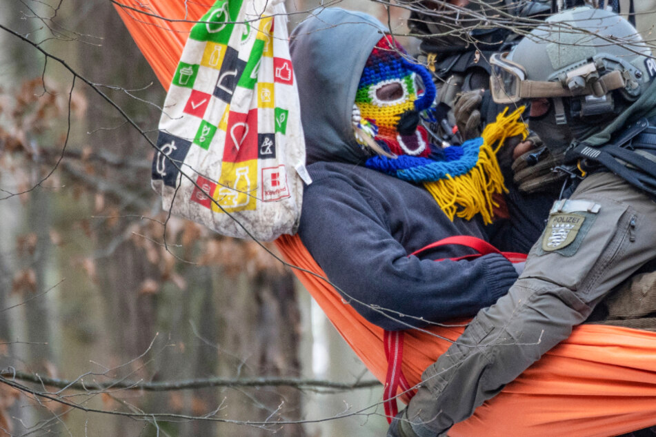 Beamte der Polizei holen einen Aktivisten aus einer Hängematte im Dannenröder Forst.