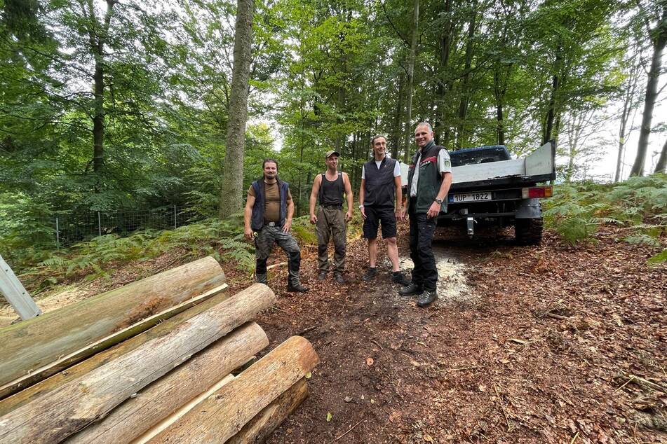 Bauarbeiter im Gespräch mit den Nationalpark-Chefs.