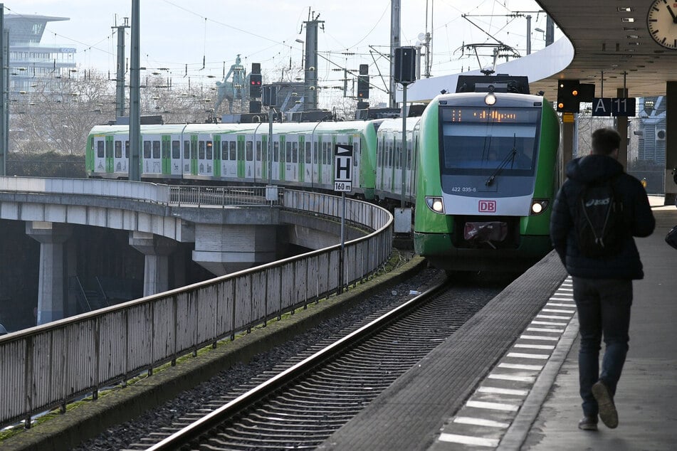 Der 36-Jährige hatte sein nichts ahnendes Opfer am Gleis 10/11 des Kölner Hauptbahnhofs angegriffen.