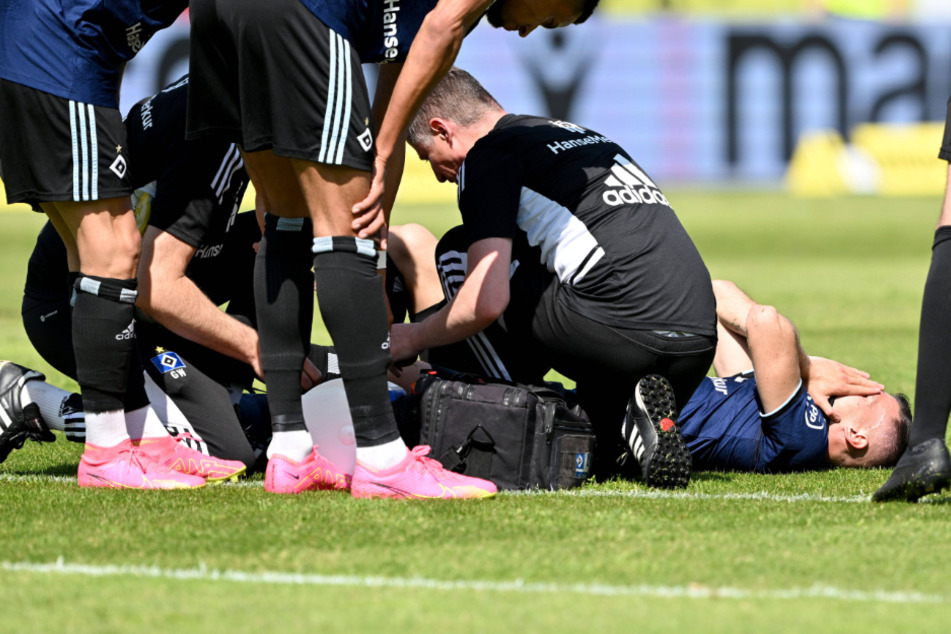 HSV-Mittelfeldspieler Laszlo Benes (25, am Boden) vergräbt das Gesicht in den Händen. Der Slowake hat sich im Spiel beim SV Sandhausen offenbar schwerer verletzt.
