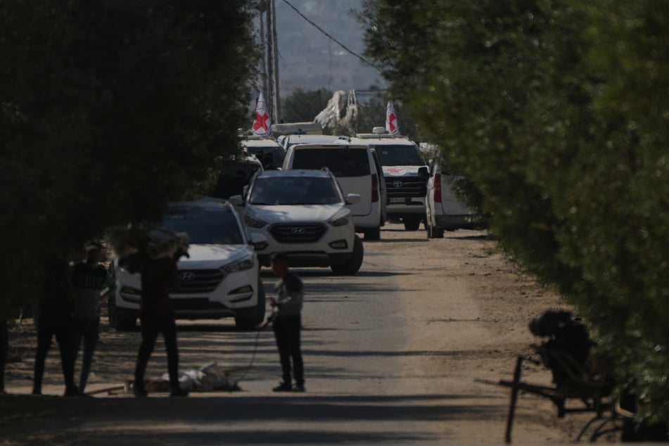Fahrzeuge der Hamas und des Roten Kreuzes am Ort der Übergabe der Geiseln in Chan Junis.