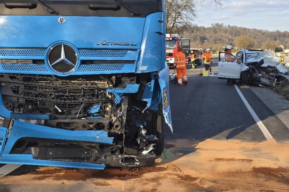 Der Lkw wurde ebenfalls stark beschädigt.
