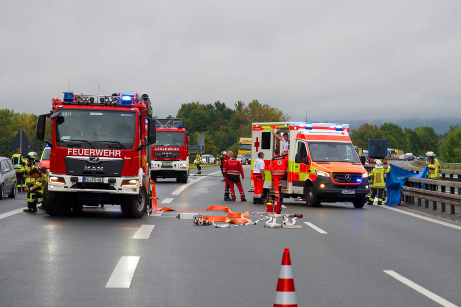 Der junge Biker rutschte auf der nassen Fahrbahn weg und kollidierte mit einem Auto.