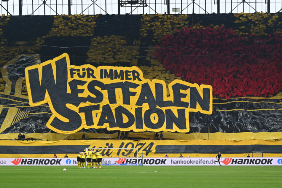 Die Anhänger der Borussia ehrten vor Spielbeginn des ursprünglichen Namen des Signal Iduna Parks.