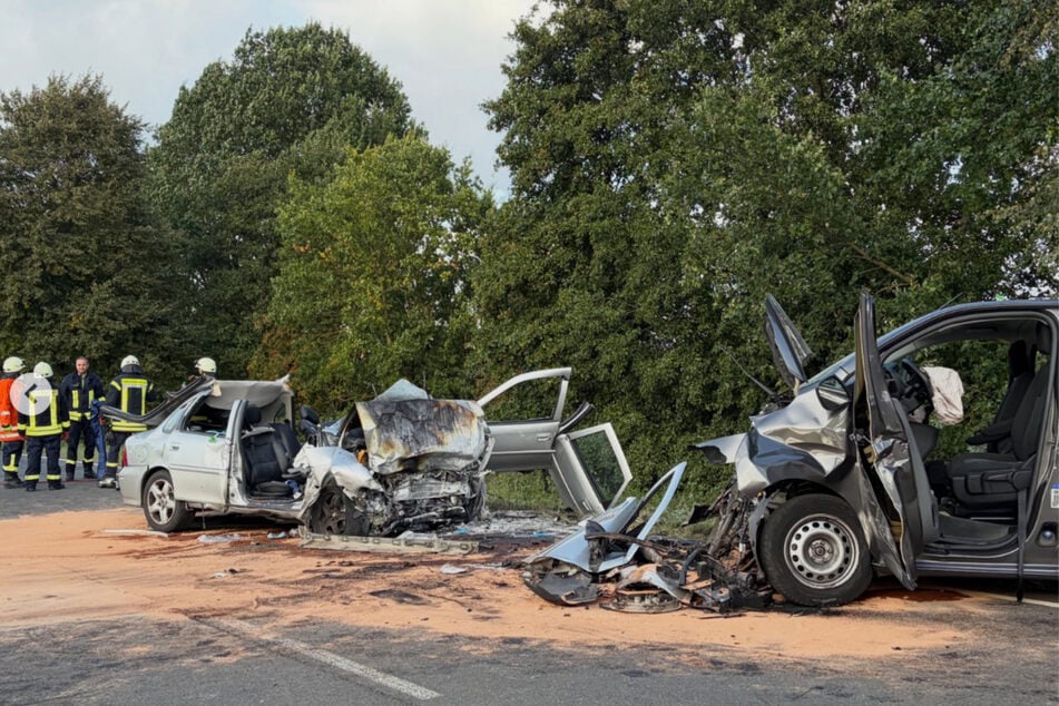 Frontalcrash auf Landstraße: Auto fängt Feuer, drei Schwerverletzte