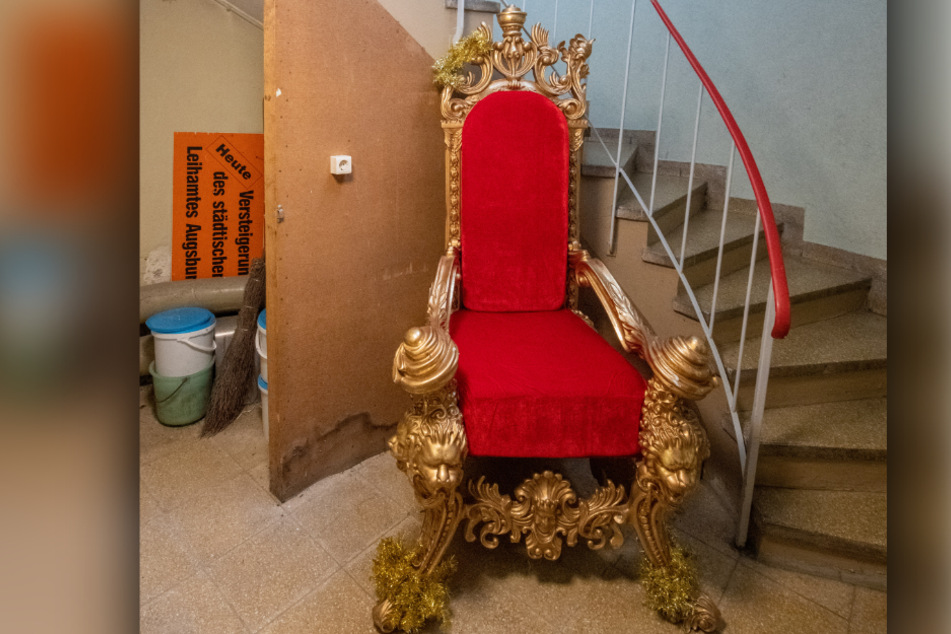 Im Treppenhaus des Fundamts steht ein goldener Thron. Dieser wurde im Frühjahr 2019 von der Polizei in Augsburg gefunden und wartet seitdem auf seinen Eigentümer.