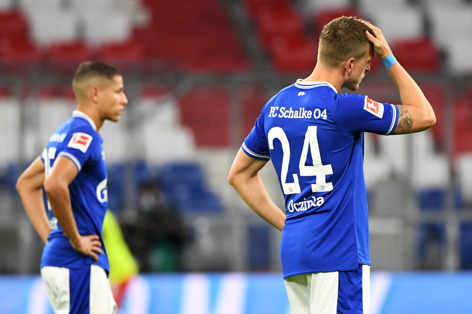 Bastian Oczipka (32, r.) muss sich im Internet häufig schlimme Dinge "anhören". Er ist dabei kein Einzelfall.