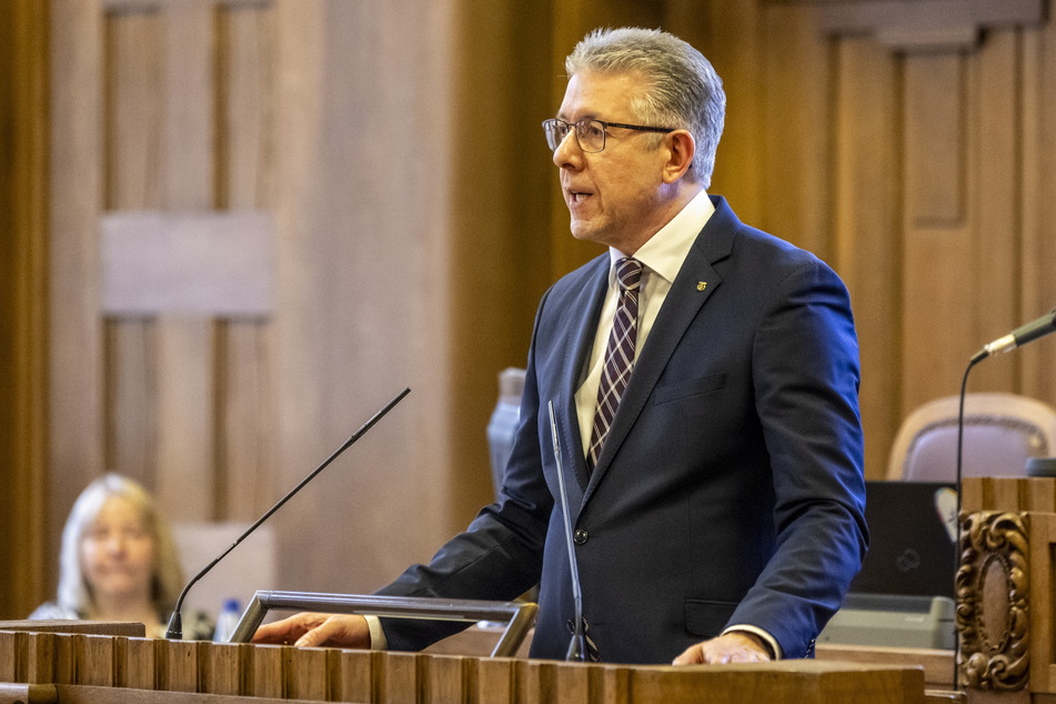 Finanzbürgermeister Ralph Burghart (56, CDU) will und muss an der Haushaltssperre festhalten.
