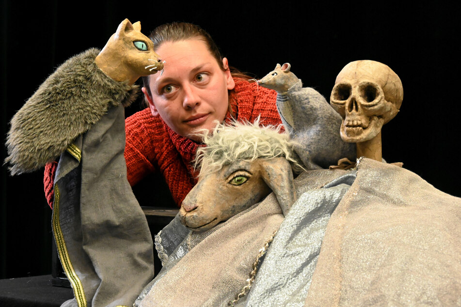 Katze, Schaf und Tod: Puppenspielerin Isa Maria Hupe (28) liebt diese Figuren.