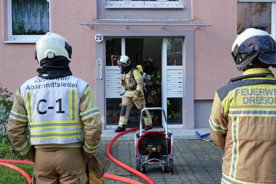 Eine Einsatzgruppe von Brandbekämpfern mit Atemschutz ist im Inneren des Gebäudes tätig.