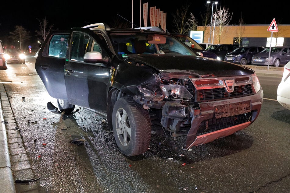 Auf der Dresdner Straße in Chemnitz krachte es am Donnerstagabend: Ein Dacia (im Bild) kollidierte mit einem Dodge.