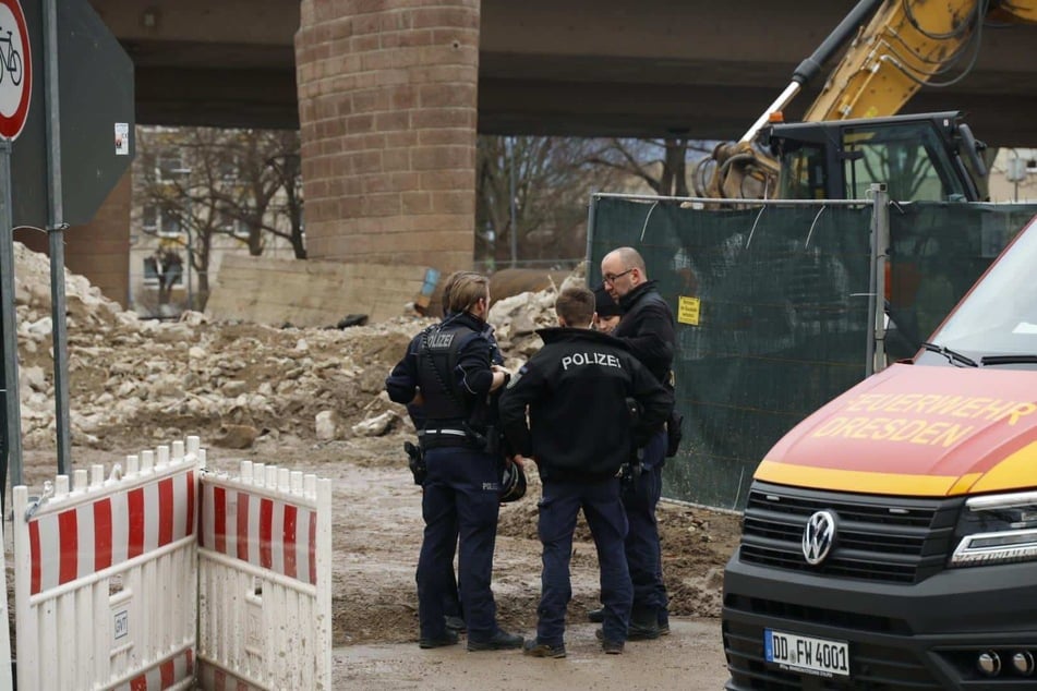 Behörden an der Carolabrücke, an dem eine neue Bombe gefunden wurde.