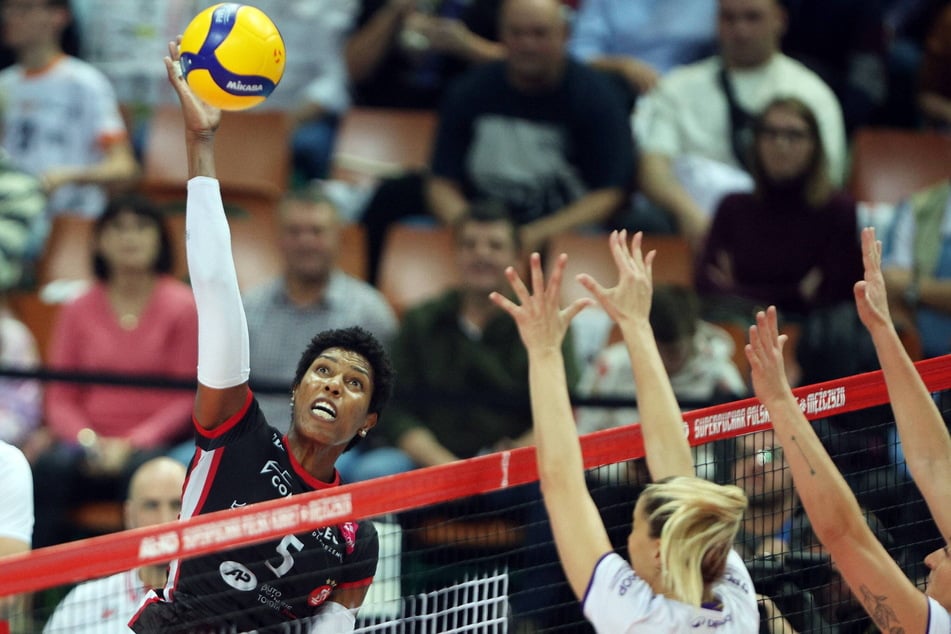 Sie strahlt bei Lodz die größte Gefahr aus: Außenangreiferin Regiane Bidias (39, l.).