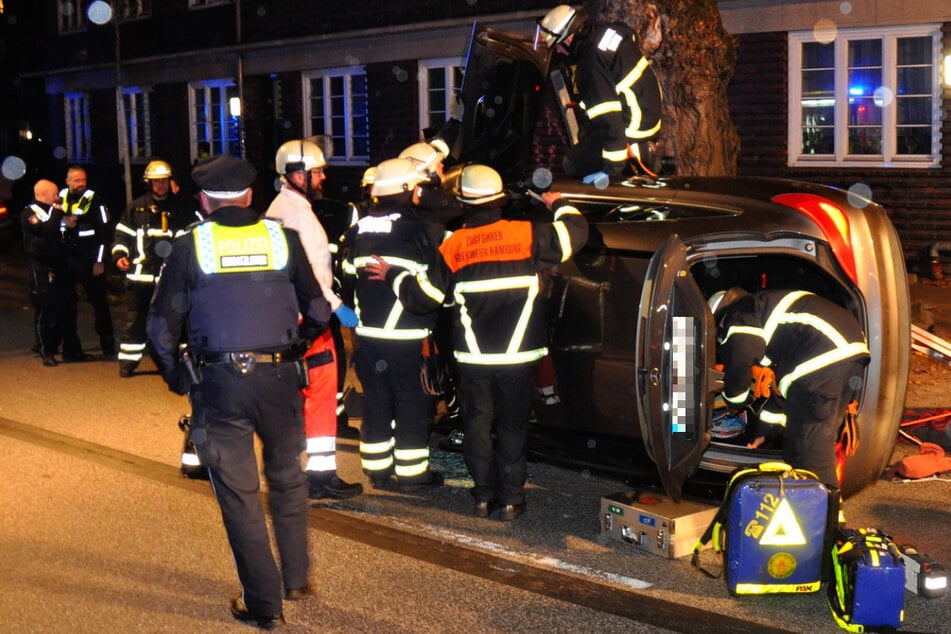 Das Auto blieb nach dem Unfall auf der Kieler Straße in Hamburg auf der Seite liegen.