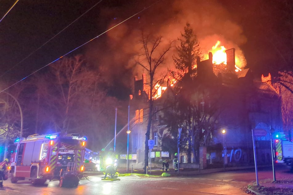 Vierstöckige Villa brennt stundenlang – Mensch aus Flammen gerettet