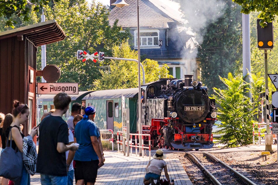 Die Lößnitzgrundbahn biegt in Radebeul ein. Mal sehen, wie lange noch ...