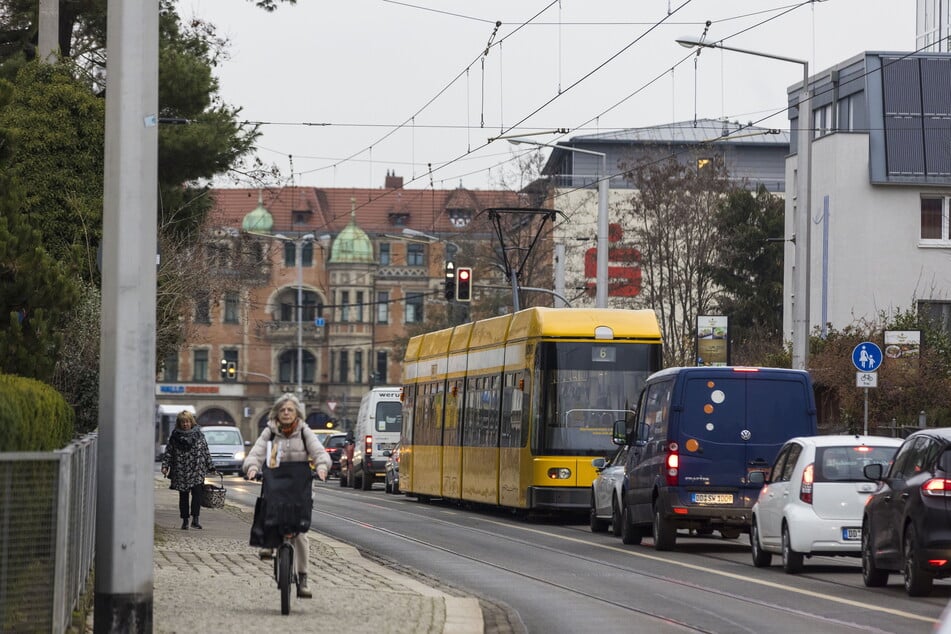 Bis Dezember 2022 teilten sich Straßenbahnen und Auto an der Tolkewitzer Straße eine Fahrspur, standen gemeinsam im Stau.