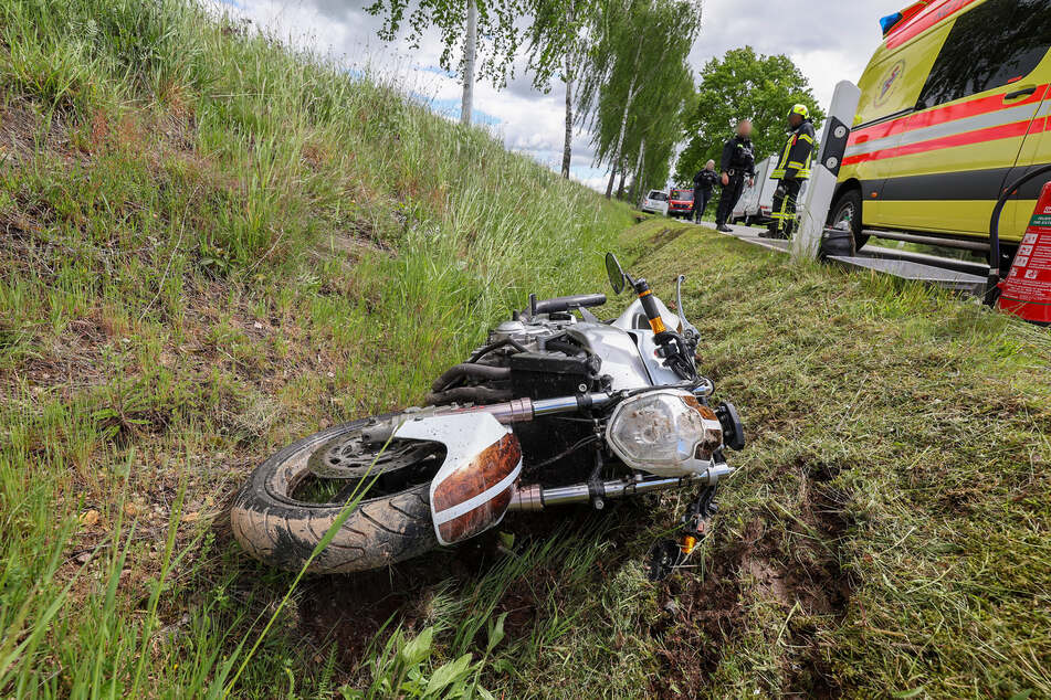 Das Motorrad lag nach dem Unfall im Straßengraben.