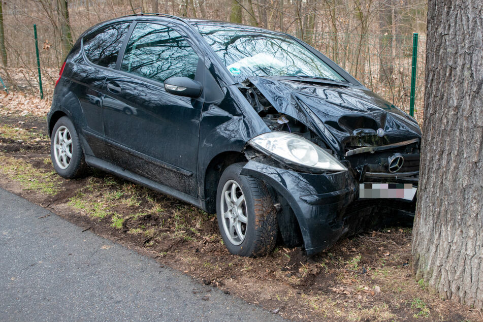 Die schwarze Mercedes-A-Klasse erlitt einen Totalschaden.