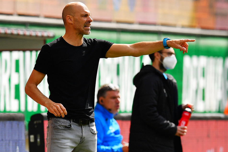 Er gibt die Zweitliga-Richtung vor: Dynamo-Trainer Alexander Schmidt (52) bittet zur ersten Einheit.