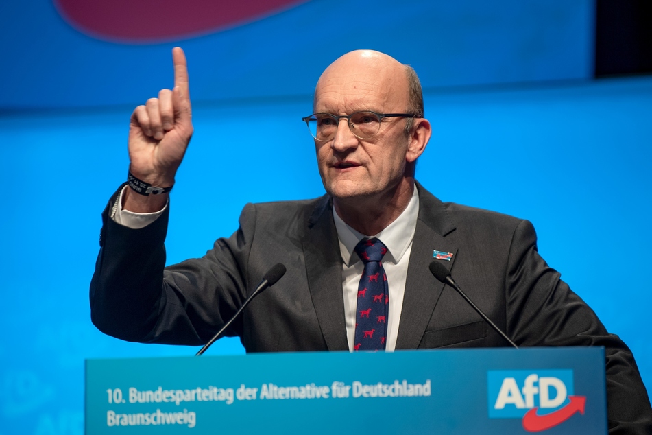 Pasemann (60) wird dem vom Verfassungsschutz als rechtsextrem eingestuften "Flügel" zugerechnet, der sich im Frühjahr formal aufgelöst hatte.